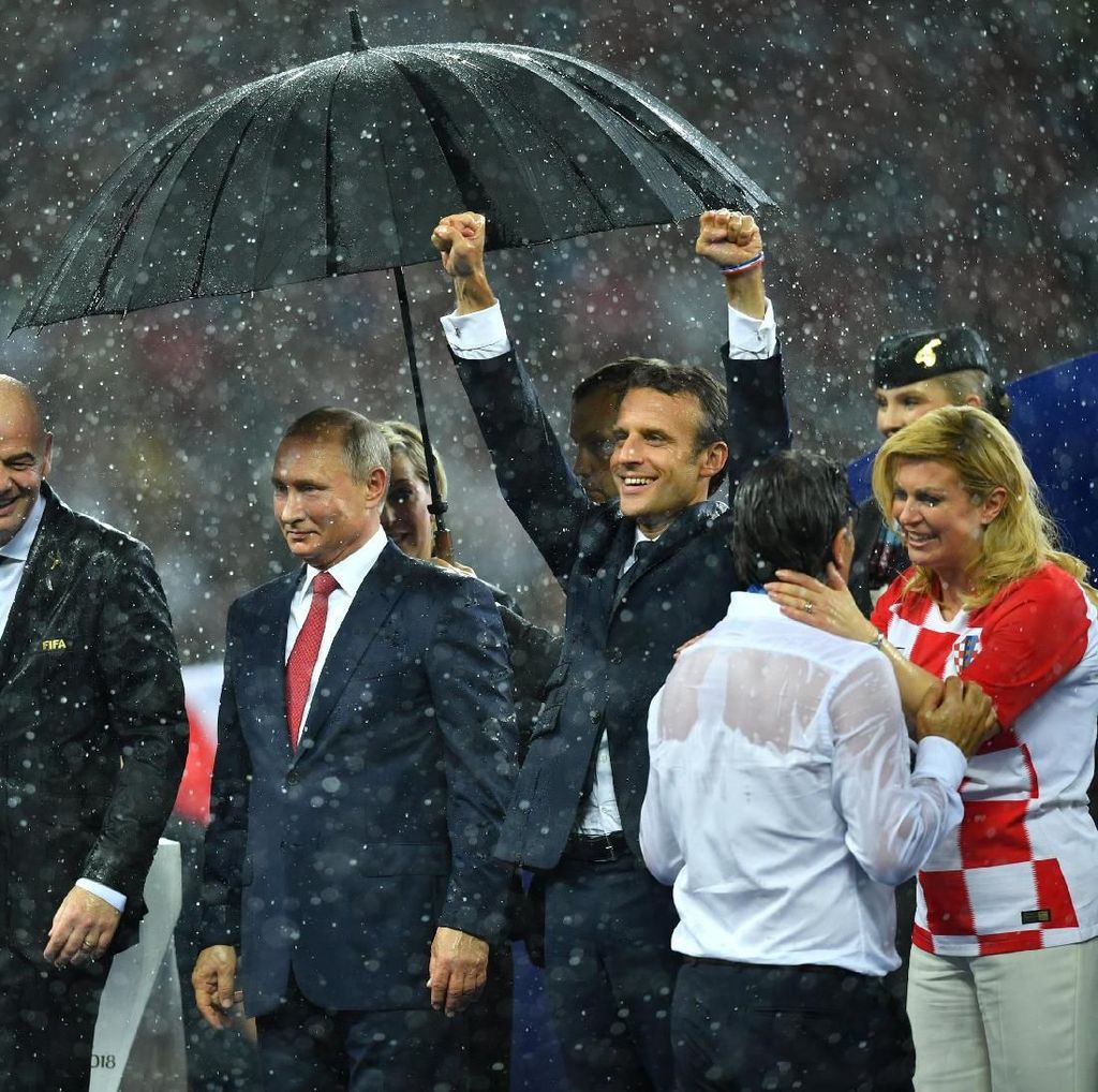 Momen Putin Dipayungi Saat Presiden Kroasia-Prancis Kehujanan Momen Putin Dipayungi Saat Presiden Kroasia-Prancis Kehujanan