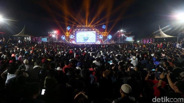 Kebyar Kemeriahan Konser Piala Dunia Bareng TransMedia