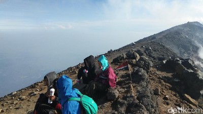 Perjuangan Menapaki Gunung Tertinggi Kedua di Pulau Jawa