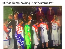 Vladimir Putin Pakai Payung Sendirian Jadi Gunjingan