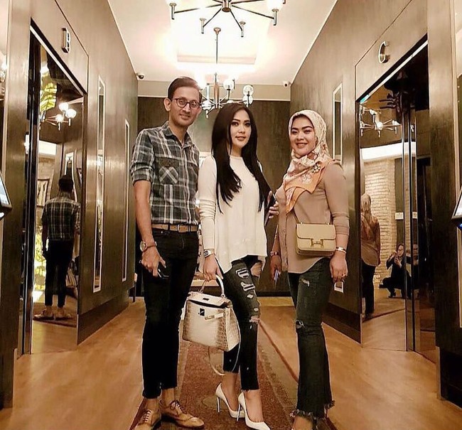 Syahrini dan Rani berpose bersama setelah meeting dengan salah satu pihak rumah produksi. Syahrini menenteng tas Hermes Kelly Himalayan kesayangannya, sedangkan Rani membawa tas Hermes Constance. Foto: Instagram