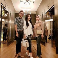 Syahrini dan Rani berpose bersama setelah meeting dengan salah satu pihak rumah produksi. Syahrini menenteng tas Hermes Kelly Himalayan kesayangannya, sedangkan Rani membawa tas Hermes Constance. Foto: Instagram