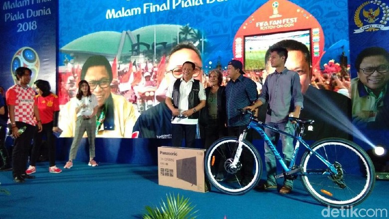Saat Fahri Hamzah Tiru Gaya Jokowi Bagi-bagi Sepeda Saat Fahri Hamzah Tiru Gaya Jokowi Bagi-bagi Sepeda