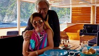 Ibu dari Kim Kardashian hingga Kendall Jenner ternyata hobi kulineran juga lho. Kali ini ia bersama dengan Diego Della Valle makan siang dengan sajian makanan enak. Foto: Instagram @krisjenner