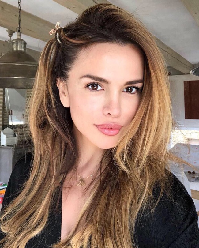 Severina memiliki canel YouTube, dan salah satu dari musik videonya telah mendapatkan lebih dari 500 juta viewers. Ia juga wanita yang menakjubkan dengan bakat menyanyi dan aktingnya. Foto: Dok. Instagram dan Twitter
