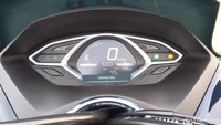 Namun dengan tak banyak fitur yang berubah dengan versi biasanya, perbedaan harga PCX hybrid terbilang sangat tinggi yaitu mencapai Rp 10 juta. Baterai yang digunakan juga khusus, artinya tidak bisa menggunakan baterai lain sehingga harganya bakal relatif mahal walau hanya 5 tahun sekali diganti. Foto: Ruly Kurniawan