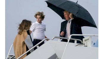 Momen Putin itu mengingatkan saat Trump memayungi dirinya sendiri, padahal ada anak dan istrinya. Foto: istimewa