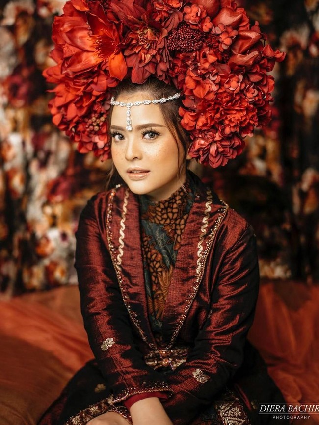 Menjelang hari pernikahannya dengan Randi Bachtiar, Tasya Kamila melakukan prewedding dengan tema adat Minang yang dipadukan dengan unsur modern.  Foto: Instagram Diera Bachir