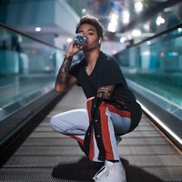 Reza Arap Oktovian menutup channel YouTube yang sudah memiliki 2 juta subscriber pada September 2018. Dalam postingan Instagram Story, ia mengaku masanya di YouTube sudah usai karena ingin fokus pada kehidupan nyata. Tapi pada Oktober 2018 dia membuat channel YouTube lainnya dan hanya dalam waktu lima hari ia sudah memiliki 200 ribuan subscriber. Foto: Instagram @rapyourbae