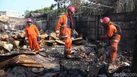 Petugas Damkar terlihat masih berada di lokasi.