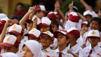 Wajah siswa-siswi itu pun terlihat senang karena bertemu kembali dengan teman-teman.