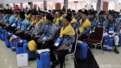 Jemaah Haji Kloter 1 Masuk Asrama Pondok Gede