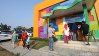 Para orang tua ini mengantarkan anaknya sampai ke dalam gedung sekolah.