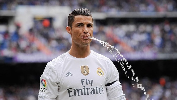 Ada yang meyakini memuntahkan air minum ala pemain bola bisa membangkitkan energi, ada pula sebaliknya. Foto: Getty Images Ada yang meyakini memuntahkan air minum ala pemain bola bisa membangkitkan energi, ada pula sebaliknya. Foto: Getty Images