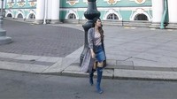 Di sela-sela menonton pertandingan, Via juga menyempatkan diri jalan-jalan dan membuat foto OOTD seperti ini. Gimana menurut kamu gaya Via, guys? Foto: Instagram Via Vallen