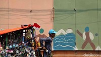 Tak hanya sekadar tulisan Asian Games 2018, berbagai macam cabang olahraga yang dilombakan pun digambar oleh para petugas PPSU agar masyarakat mengetahui cabang olahraga apa saja yang akan dilombakan dalam Asian Games 2018.