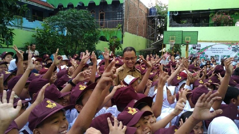 Murid SD Tanya ke Anies: Pak Gubernur Anaknya Berapa? Murid SD Tanya ke Anies: Pak Gubernur Anaknya Berapa?
