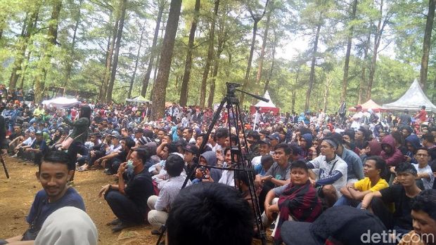 Ketika Kita Bisa Kemping Sambil Nonton Konser Musik di Hutan