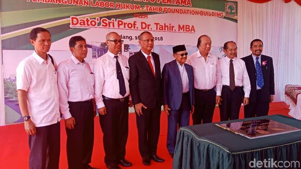 Bos Mayapada Dato Sri Tahir, Presiden ke-3 RI BJ Habibie, dan rektorat Unand di acara peletakan batu pertama laboratorium hukum