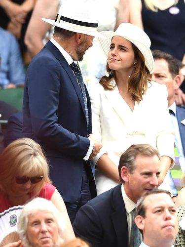 Meghan Markle dan Emma Watson Pakai Celana Sama, Siapa Lebih Stylish?