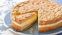 Bienenstich jadi cake klasik asal Jerman yang selalu diburu. Kue ini memiliki arti yang unik yakni lebah yang menyengat. Beberapa kacang dan biji-bijian ditambahkan sebagai topping. Foto: Istimewa