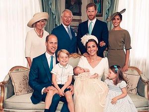 Pangeran George-Putri Charlotte Curi Perhatian di Foto Keluarga Terbaru