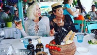 Bersama dengan sahabatnya lagi-lagi ia berfoto dengan minuman. Kece ya! Foto: Instagram @krisjenner