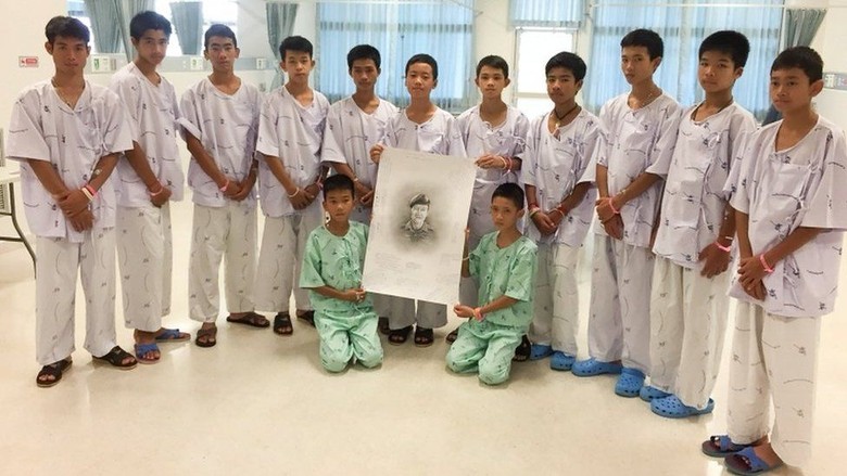Diberitahu Soal Penyelam yang Tewas, 12 Remaja Thailand Menangis Diberitahu Soal Penyelam yang Tewas, 12 Remaja Thailand Menangis