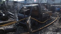 Sebuah mobil tampak hangus terbakar.