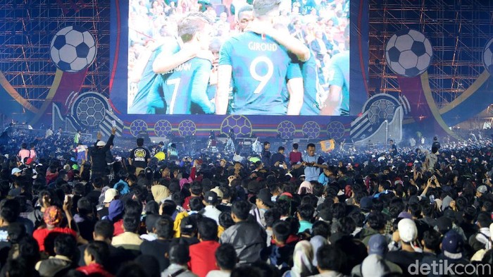 Suasana nonton bareng Final Piala Dunia Foto: Ari Saputra/detikcom Suasana nonton bareng Final Piala Dunia Foto: Ari Saputra/detikcom