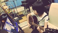 Selain drum, Yoyoka juga bisa bermain piano dan guitar. Dok. Facebook