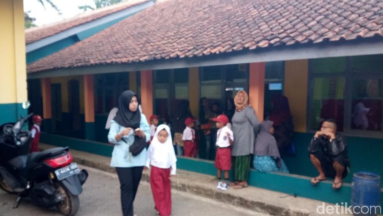 Hari Pertama Sekolah, Atikah Datang Pagi Buta Amankan Bangku Cucunya Hari Pertama Sekolah, Atikah Datang Pagi Buta Amankan Bangku Cucunya