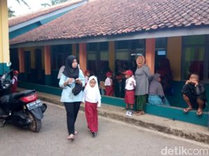 Hari Pertama Sekolah, Atikah Datang Pagi Buta Amankan Bangku Cucunya
