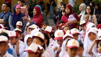 Para orang tua murid tampak menemani anak-anak mereka di hari pertama masuk sekolah ini.