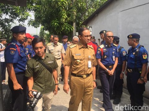 Anies-Sandi Melayat ke Petugas Damkar yang Gugur Saat Tugas