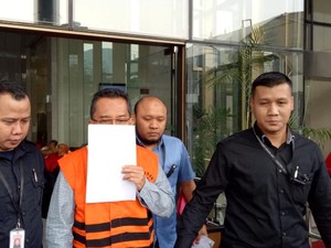 Ditahan KPK, Tersangka Suap Gatot Pujo Tutupi Wajah Pakai Map Putih