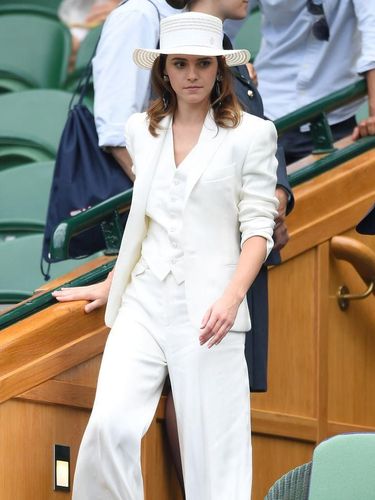 Meghan Markle dan Emma Watson Pakai Celana Sama, Siapa Lebih Stylish?