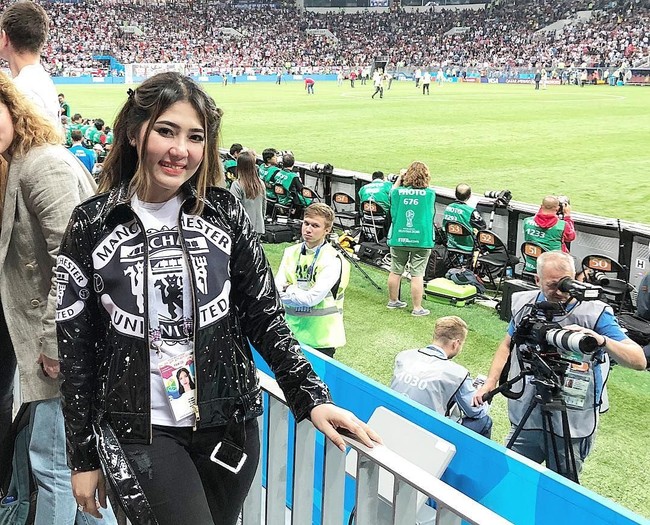 Via Vallen mengaku menyukai pemain-pemain Manchester United. Karenanya, ia memilih untuk menonton pertandingan laga Inggris. Dalam kesempatan tersebut, Via pun memakai jaket dengan logo MU dan kaus serupa sebagai dalamannya. Foto: Instagram @viavallen