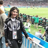 Via Vallen mengaku menyukai pemain-pemain Manchester United. Karenanya, ia memilih untuk menonton pertandingan laga Inggris. Dalam kesempatan tersebut, Via pun memakai jaket dengan logo MU dan kaus serupa sebagai dalamannya. Foto: Instagram @viavallen