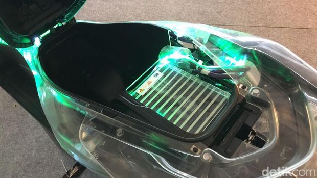 Baterai di bagasi motor