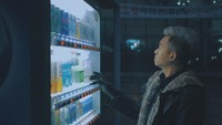 Kalau ini pose bingung Reza saat berlibur ke Korea. Ia terlihat memandangi beragam minuman yang ada di dalam mesin. Foto: Instagram @rapyourbae