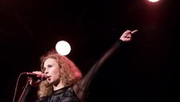 Artis Rusia, Marija Wladimirowna Aljochina tampil di atas panggung saat konser Pussy Riot pada 9 Maret 2018 di Wina, Austria. Foto: AFP