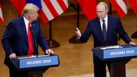Presiden Rusia Vladimir Putin mengadakan konfrensi pers bersama Donald Trump setelah pertemuan mereka di Helsinki, Finlandia, 16 Juli 2018. (REUTERS/Leonhard Foeger)