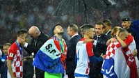 Dia juga memeluk satu per satu anggota timnas.