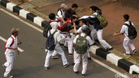 Sejumlah siswa berdatangan untuk membantu temannya yang berkelahi.