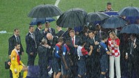 Hanya saja, payung untuk Presiden Prancis dan Presiden Kroasia lebih kecil daripada payung untuk Putin  (Foto: Reuters)