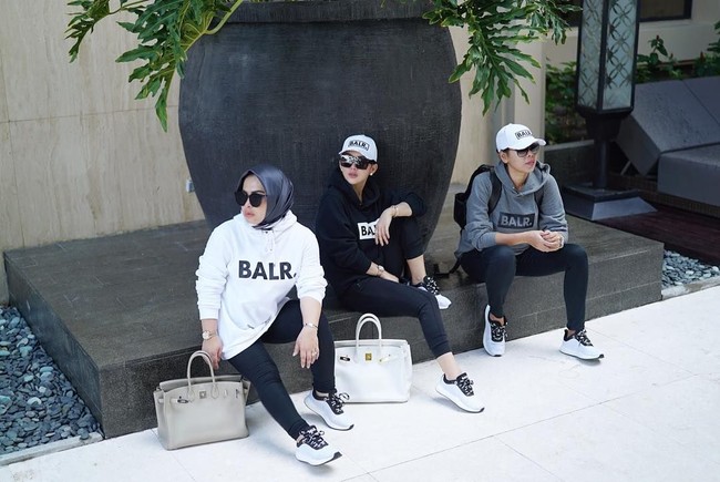 Tampil sporty dengan sweatshirt dari brand BALR, Syahrini dan Rani pun tak lupa tetap menenteng tas Hermes. Pada foto ini keduanya membawa tas Hermes Birkin yang harganya mencapai ratusan juta rupiah. Foto: Instagram