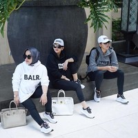 Tampil sporty dengan sweatshirt dari brand BALR, Syahrini dan Rani pun tak lupa tetap menenteng tas Hermes. Pada foto ini keduanya membawa tas Hermes Birkin yang harganya mencapai ratusan juta rupiah. Foto: Instagram