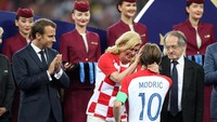 Selain Zlatko, Kolinda juga menyemangati Luka Modric dan pemain lainnya.