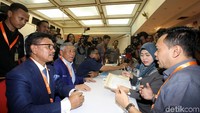 Para elite Nasdem yang datang ke Kantor KPU diantaranya adalah Sekjen Partai Nasdem Johnny G Platte dan Ketua Badan Pemenangan Pemilu Parta Nasdem Effendy Choiri.